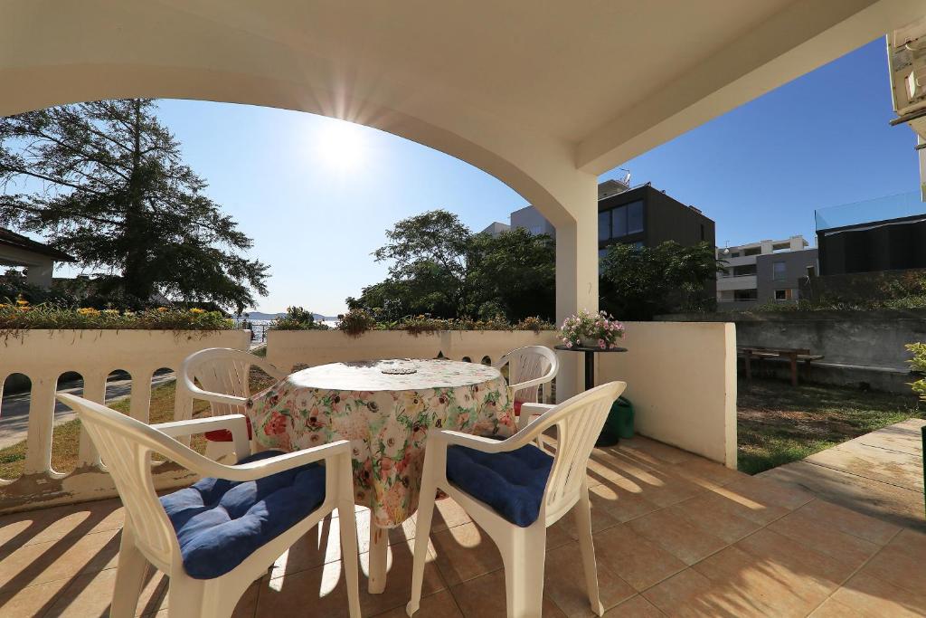 stół i krzesła na patio w obiekcie Apartments Melita w mieście Zadar