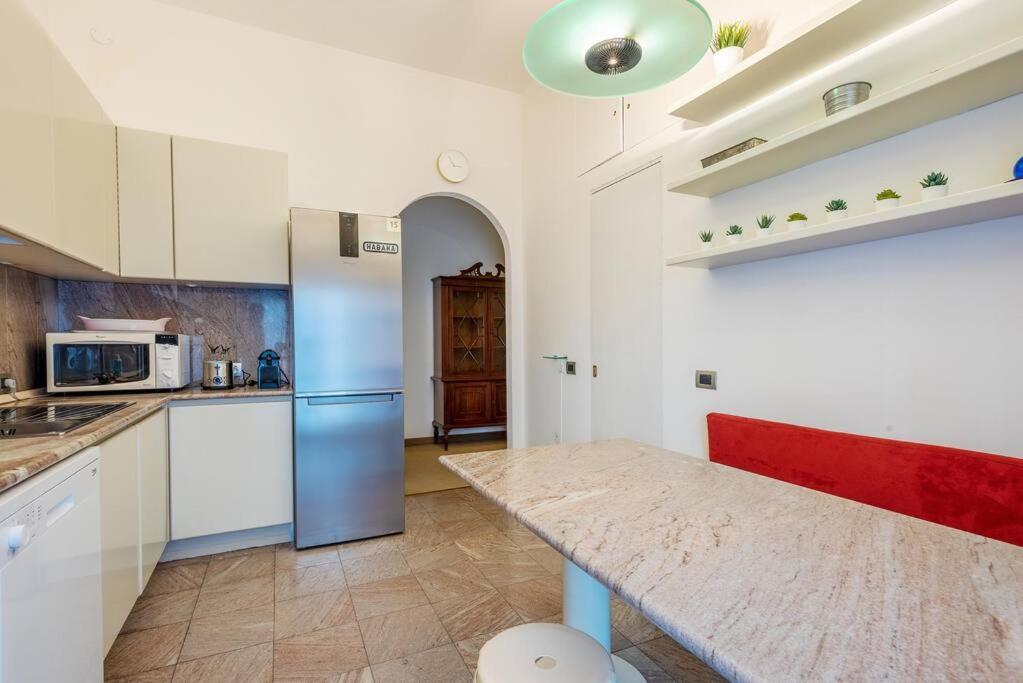 A kitchen or kitchenette at Luminosa e spaziosa dimora nel centro di Milano
