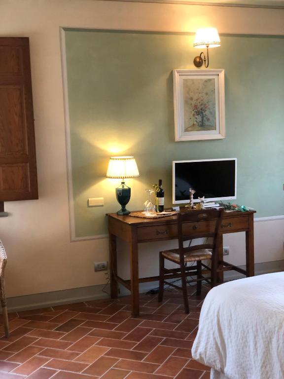 Televízia a/alebo spoločenská miestnosť v ubytovaní La Cantina Relais - Fattoria Il Cipresso