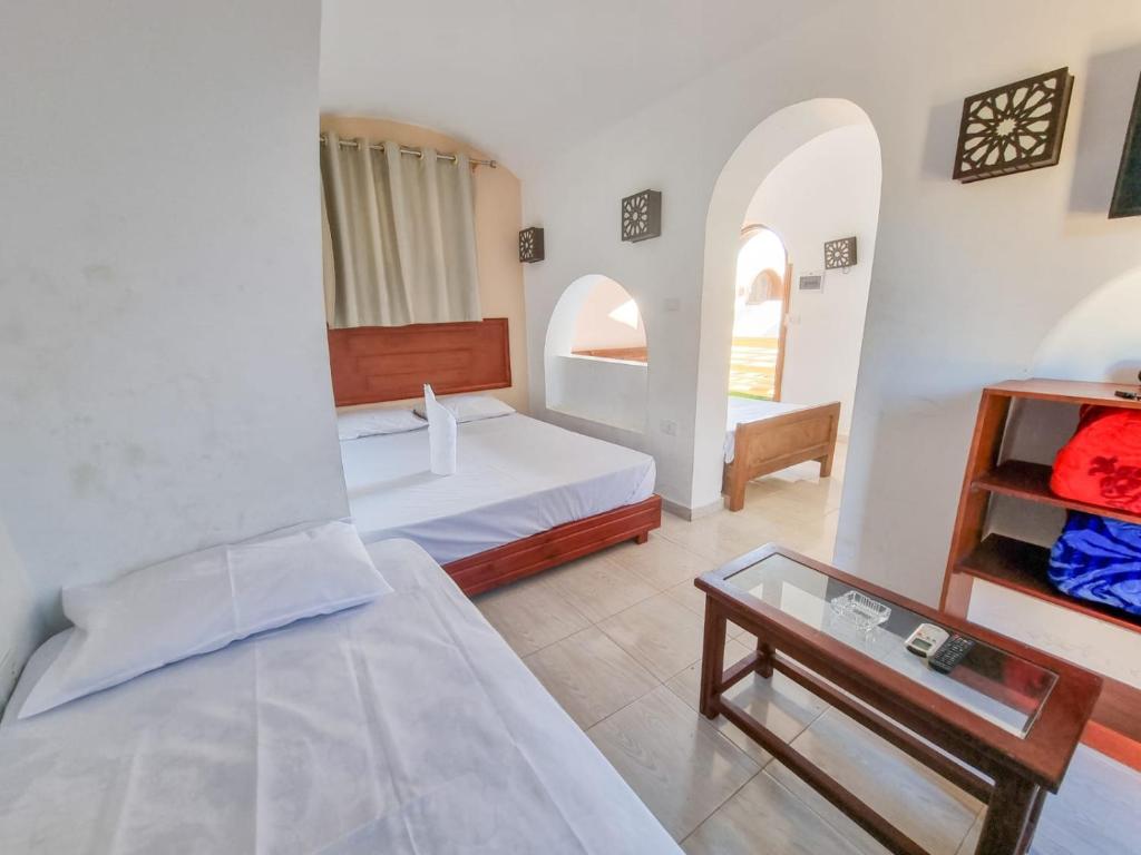 Postel nebo postele na pokoji v ubytování Coral Reefs Hotel Dahab