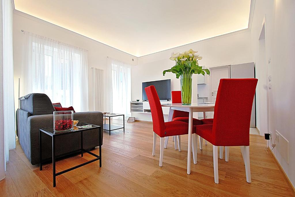 een woonkamer met een tafel en rode stoelen bij Maqueda331 in Palermo
