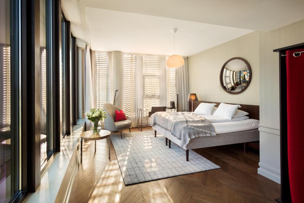 
Corner Suite with City View
