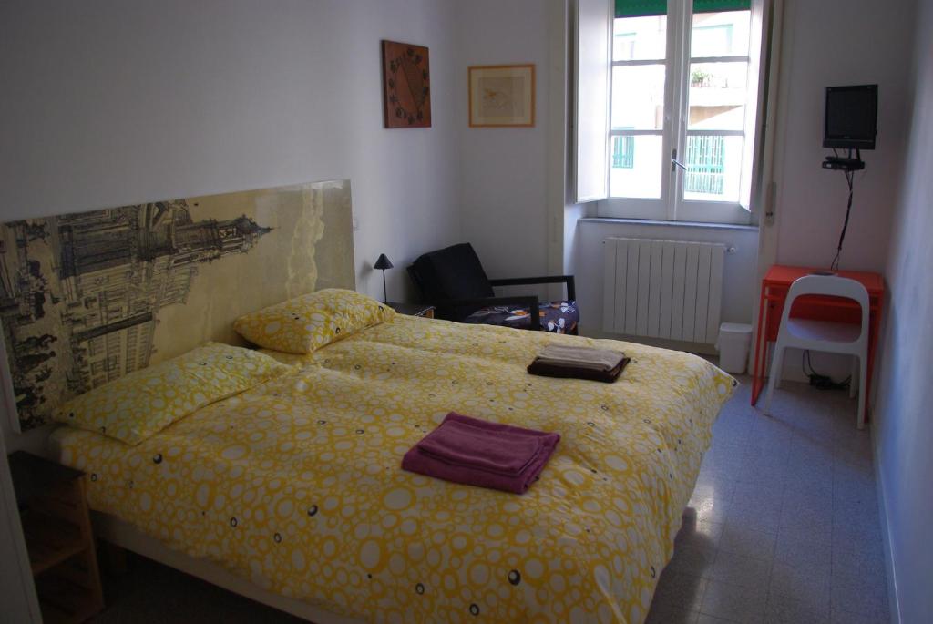 a bedroom with a bed with a yellow comforter at Cebollitas B&B in Naples