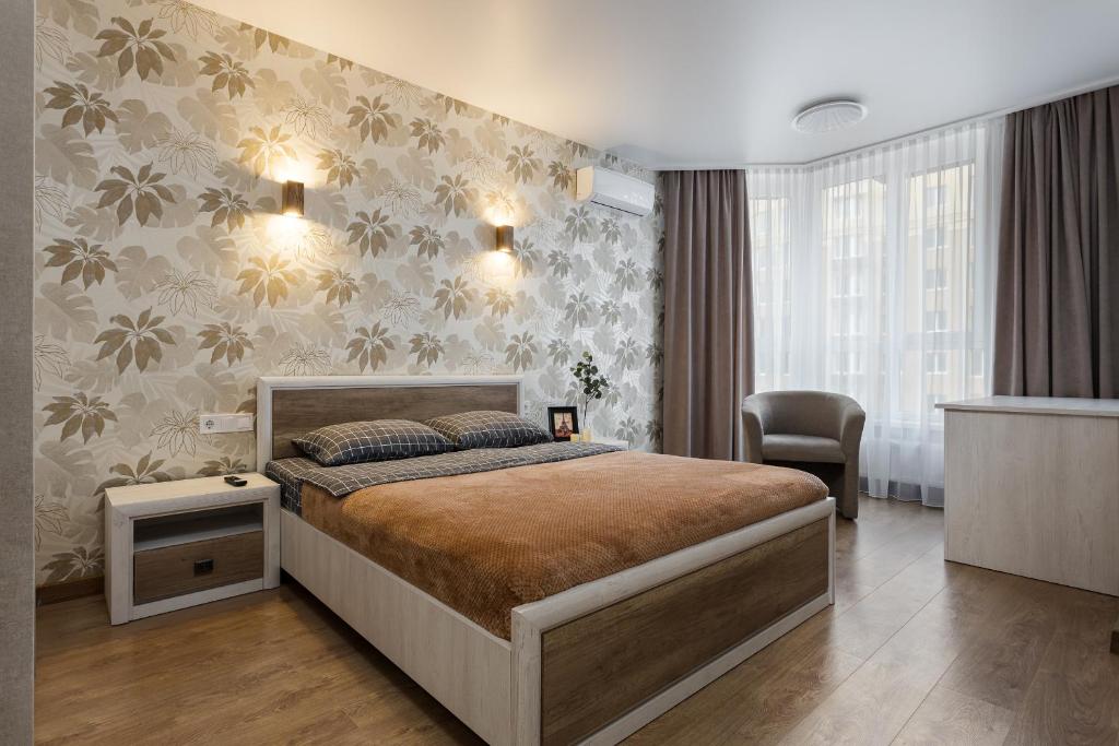 維什涅韋的住宿－0102 Sofia Residents apartment，一间卧室,卧室内配有一张大床