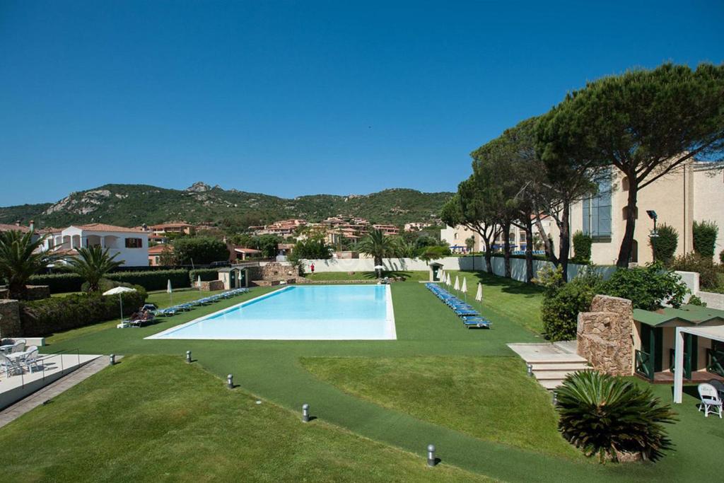 Bazén v ubytování AHR Baja Hotel & Spa Cannigione nebo v jeho okolí