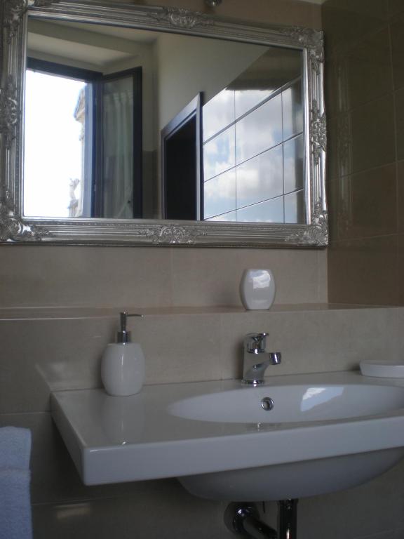 A bathroom at Piazza degli Angeli