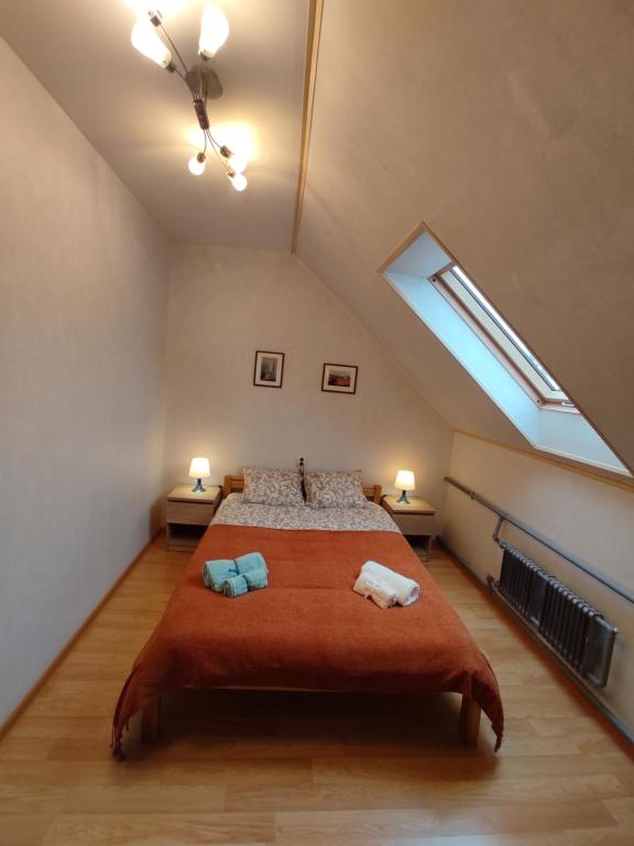 ein Schlafzimmer mit einem großen Bett mit zwei Handtüchern darauf in der Unterkunft Birzītes 5 in Valmiera