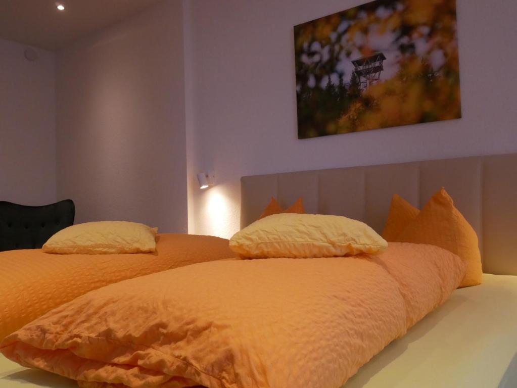 Postel nebo postele na pokoji v ubytování Wochner's Hotel-Sternen Am Schluchsee Hochschwarzwald