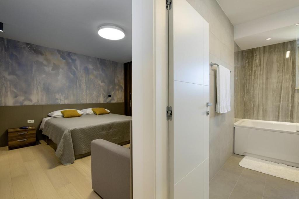 Łóżko lub łóżka w pokoju w obiekcie Villa Valentina in Krnica - Haus für 8-9 Personen