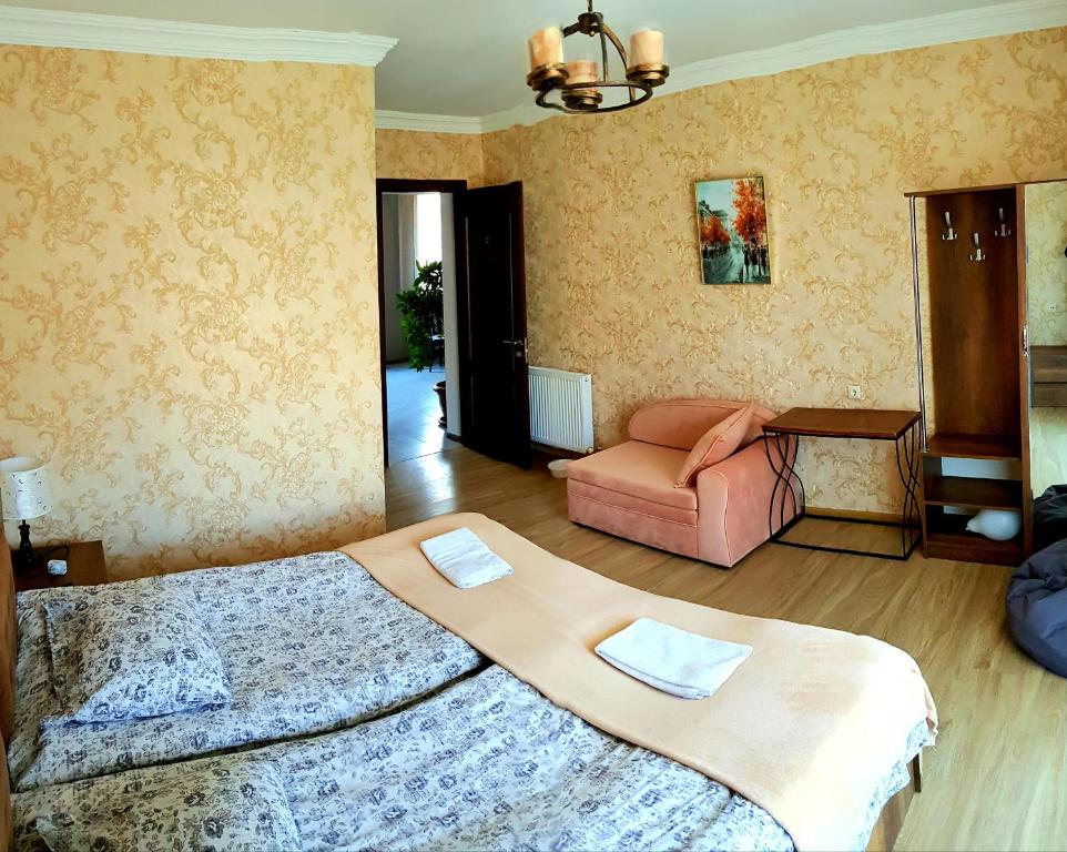 een slaapkamer met 2 bedden en een bank. bij North Kazbegi in Kazbegi