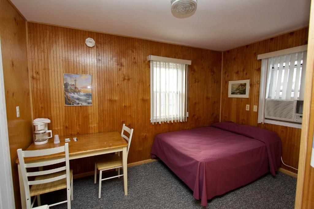 Postel nebo postele na pokoji v ubytování Boardwalk Sand & Surf Beach Hotel Oceanfront