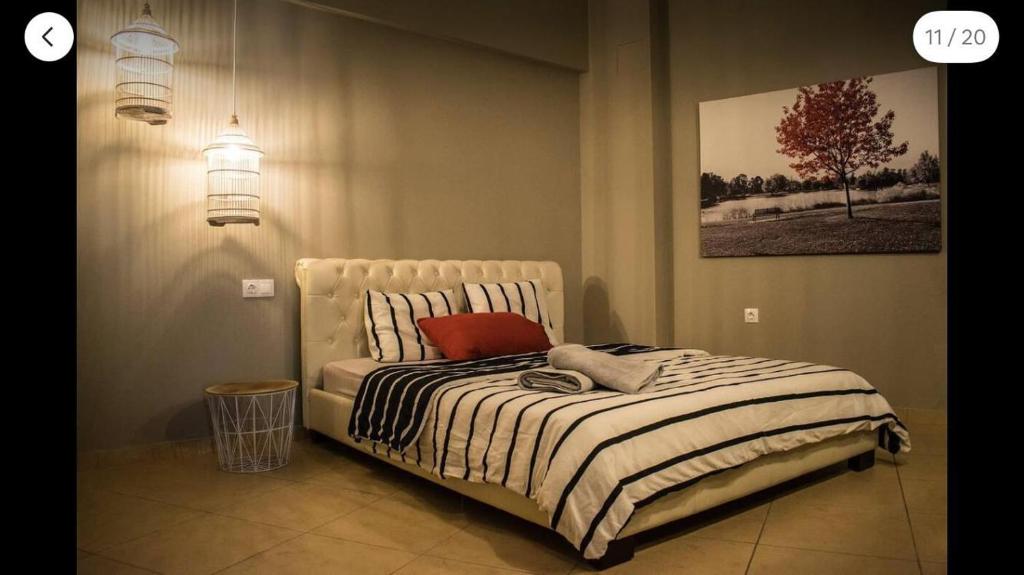 sypialnia z łóżkiem i obrazem na ścianie w obiekcie Moonstone house B w mieście Mitylena
