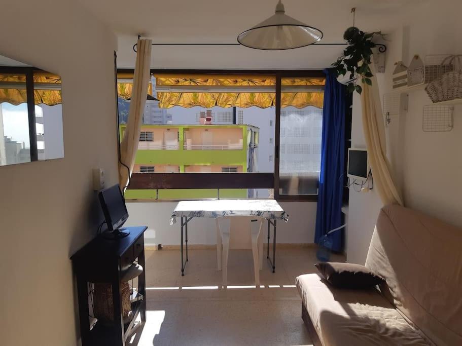 TV a/nebo společenská místnost v ubytování Beautiful residential apartment with pool