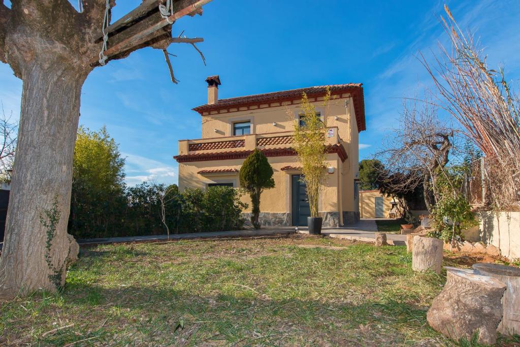 a villa with a view of the front of the house at Tu Casa en Barcelona in Sant Cugat del Vallès