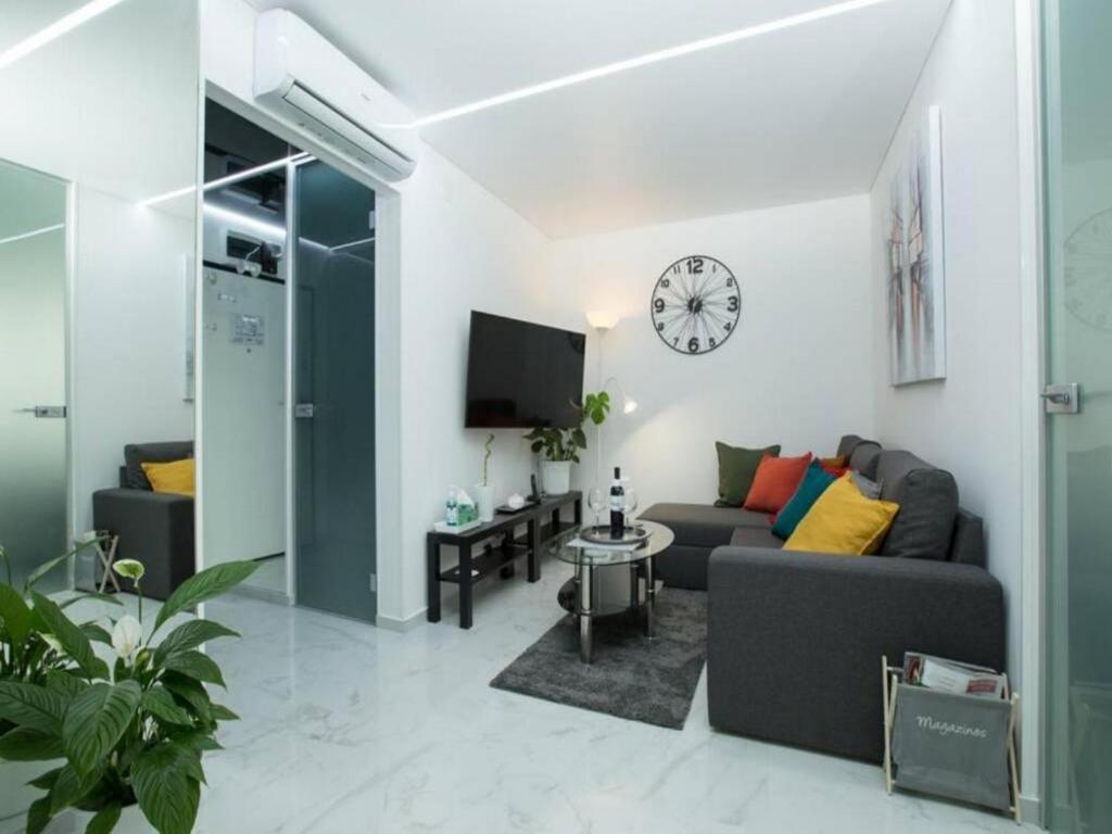 Oleskelutila majoituspaikassa Modern & Luxury APT Zagreb Airport W/ free WiFi