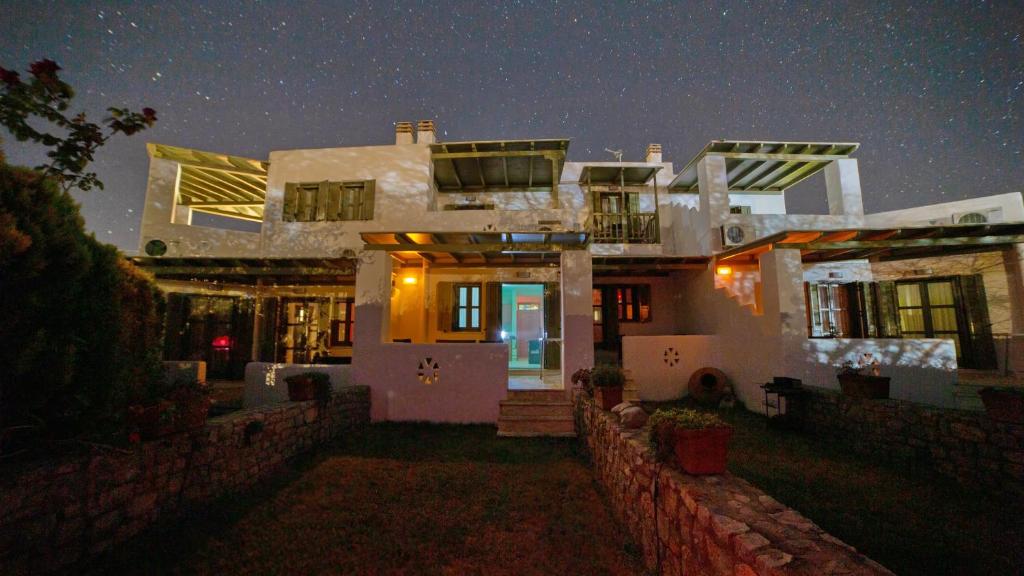 a house at night with a starry sky at To Pithari in Skiros