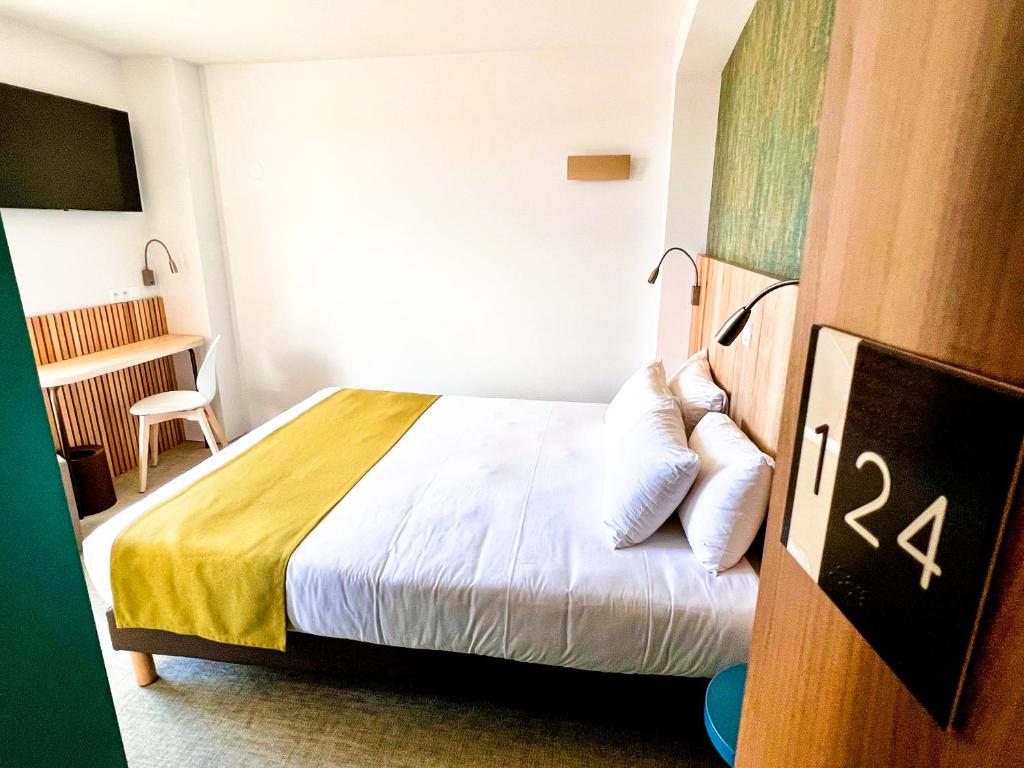 Una habitación de hotel con una cama en una habitación en The Originals City, Hôtel Le Puech, Narbonne, en Narbona