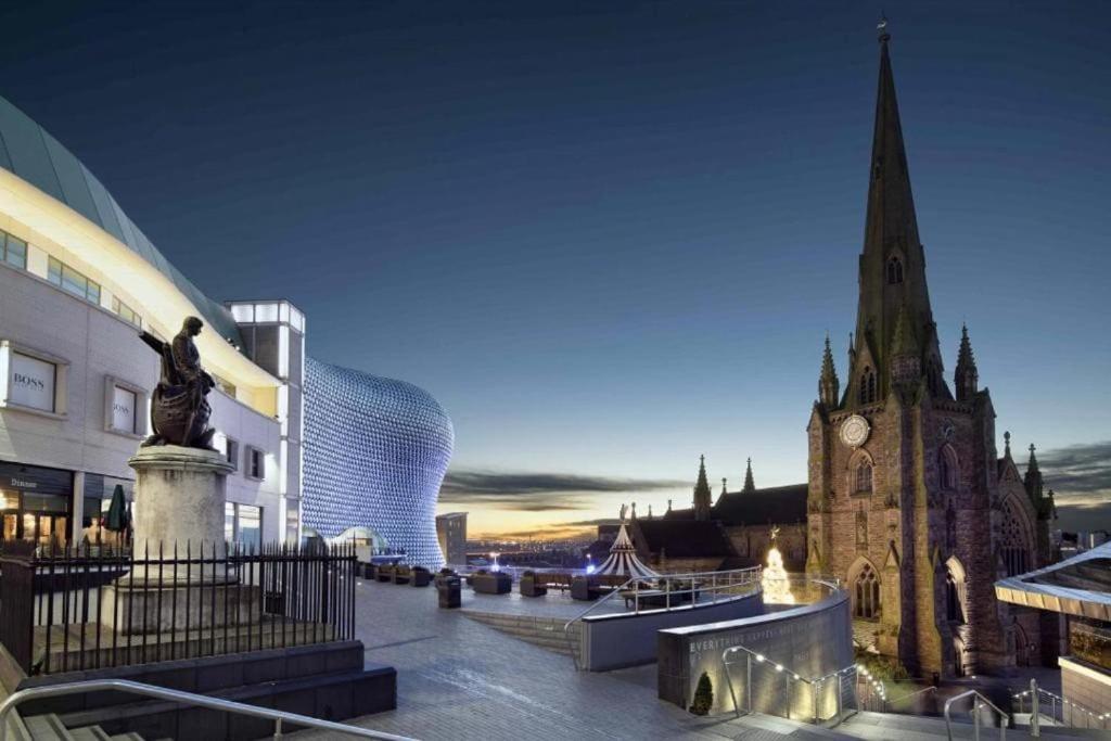 City Centre Snow Hill Apartment (Sleeps 6) في برمنغهام: مبنى فيه برج ساعة وكنيسة