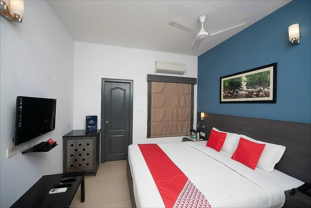 TV a/nebo společenská místnost v ubytování StayEasy Tiruvanmiyur (Unit of Prohotel)