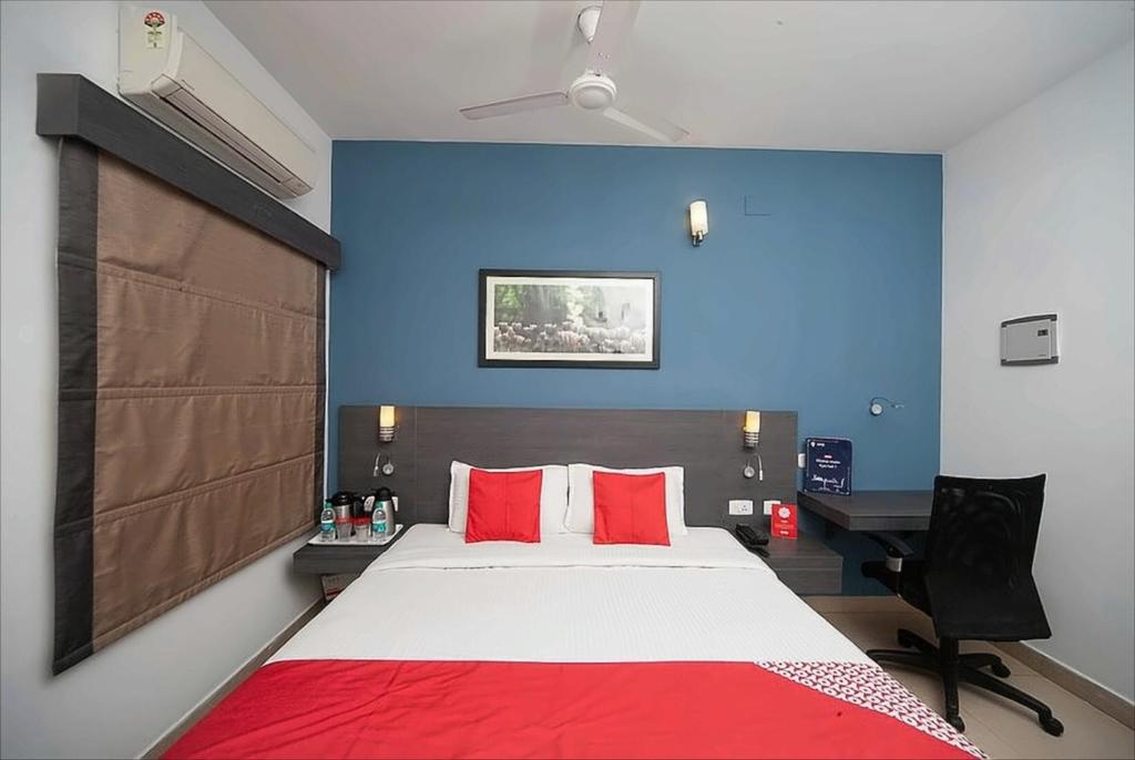 Postel nebo postele na pokoji v ubytování StayEasy Tiruvanmiyur (Unit of Prohotel)