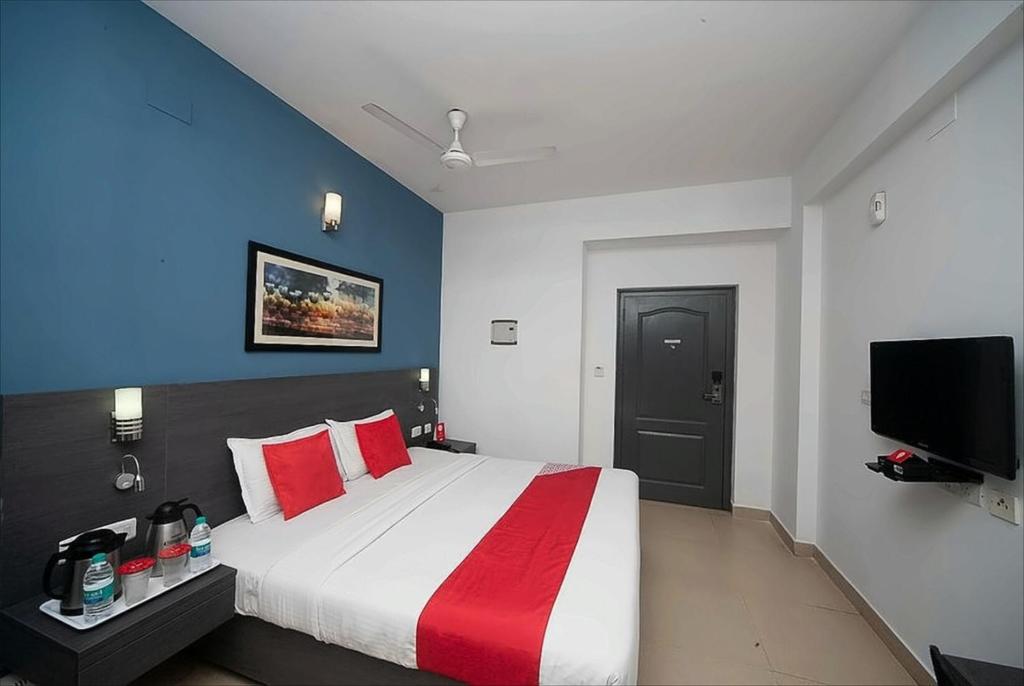 TV a/nebo společenská místnost v ubytování StayEasy Tiruvanmiyur (Unit of Prohotel)