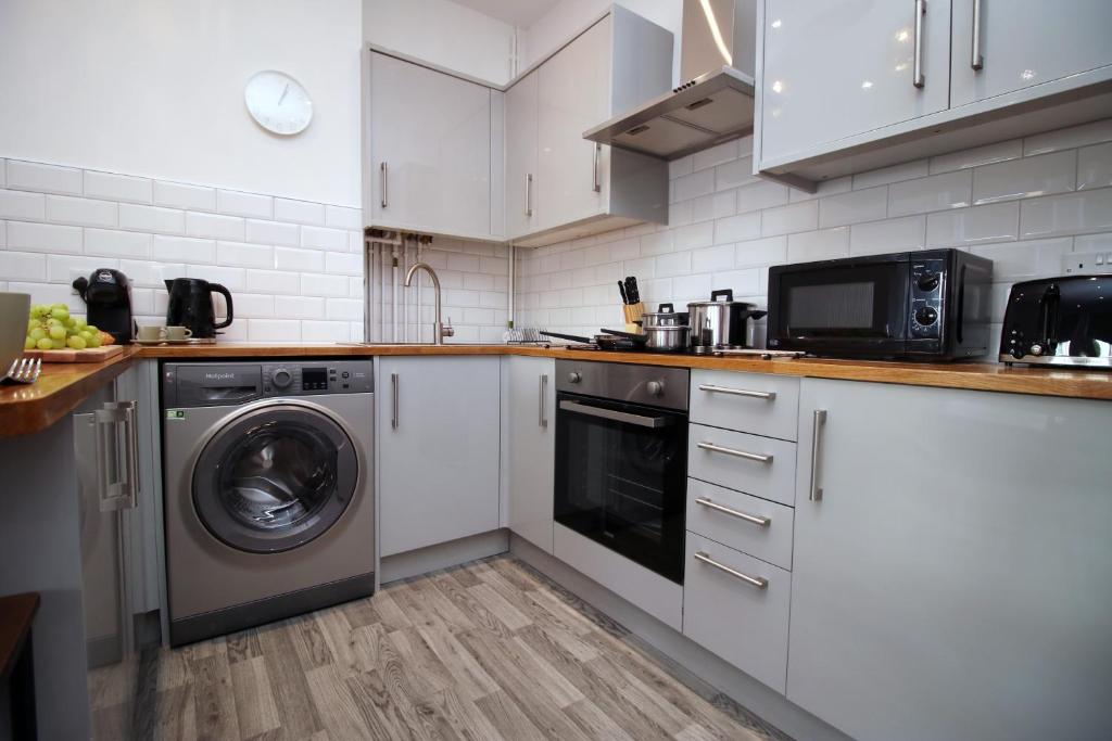 Affinity Serviced Apartments, 5 mins drive to City Centre, Free Parking, WiFi - by Stay South Wales