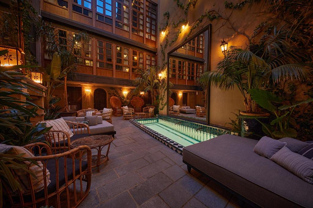 馬略卡島帕爾馬的住宿－Palma Riad - Adults Only，一座建筑中设有游泳池的酒店