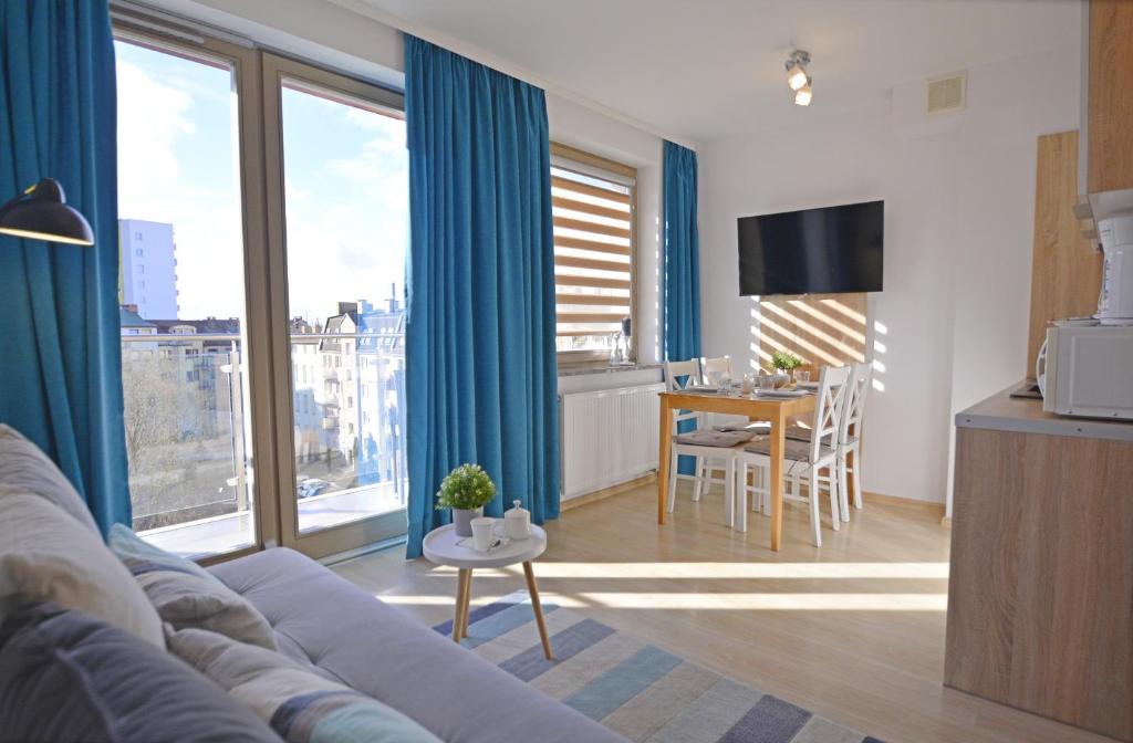 TV a/nebo společenská místnost v ubytování Apartamenty Bryza - Osiedle Kwartał Róży Wiatrów - Centrum - Parking