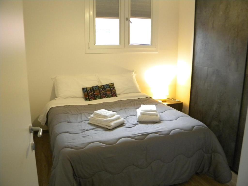 sypialnia z łóżkiem z dwoma ręcznikami w obiekcie Bologna House Fiera w Bolonii