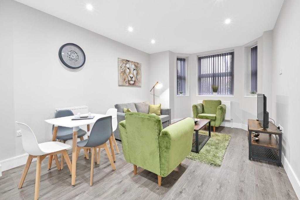 Crown Place 2 & 3 Bedroom Luxury Apts with Parking in Shepperton By 360Stays - Two-Bedroom Apartment