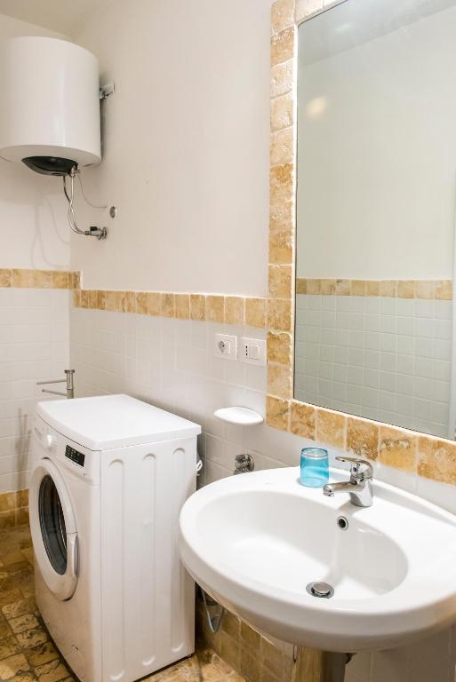 A bathroom at S010 - Sirolo, nuovo trilocale con giardino