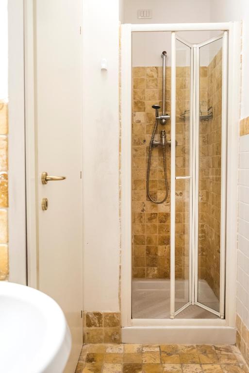 A bathroom at S010 - Sirolo, nuovo trilocale con giardino