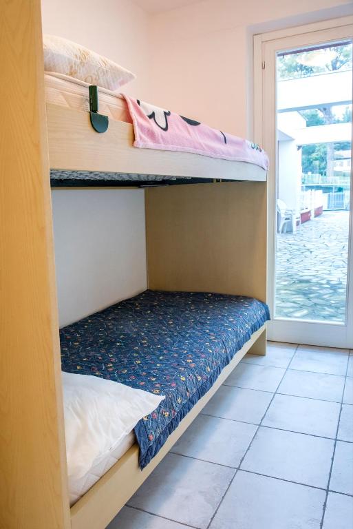 A bed or beds in a room at S010 - Sirolo, nuovo trilocale con giardino