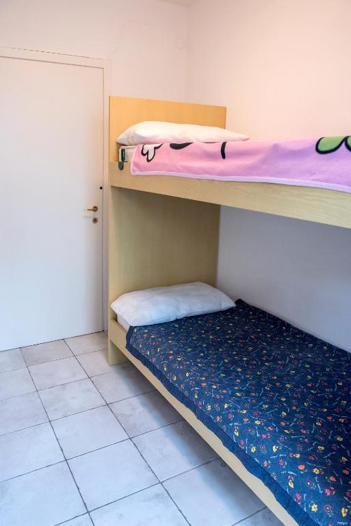 A bed or beds in a room at S010 - Sirolo, nuovo trilocale con giardino