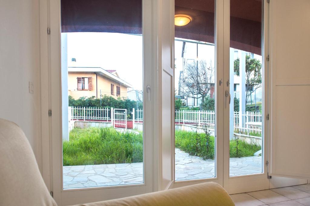 A garden outside S010 - Sirolo, nuovo trilocale con giardino