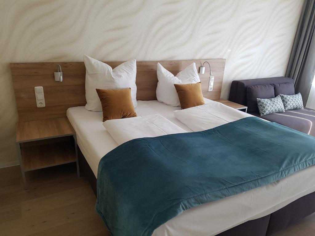 1 dormitorio con 1 cama grande con almohadas en FeWo Nina Exklusiv Design mit Bergblick, en Goslar