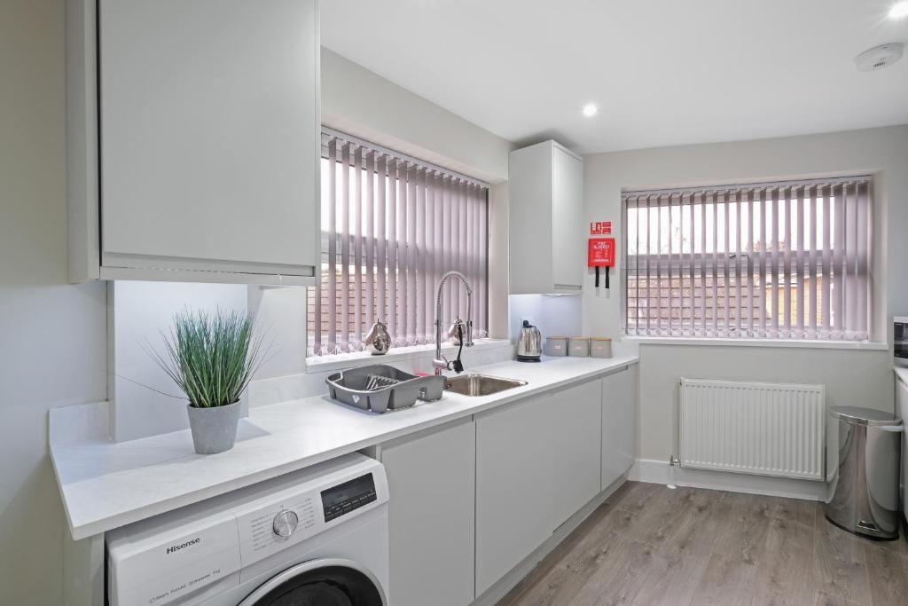 Crown Place 2 & 3 Bedroom Luxury Apts with Parking in Shepperton By 360Stays - Three-Bedroom Apartment