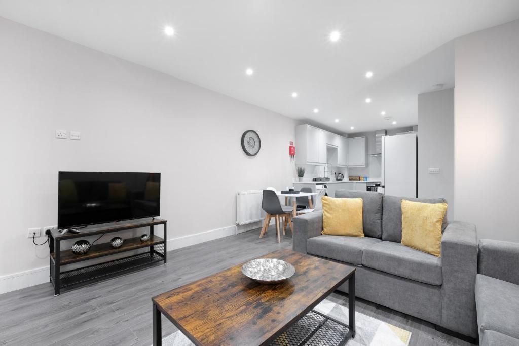 Crown Place 2 & 3 Bedroom Luxury Apts with Parking in Shepperton By 360Stays - Two-Bedroom Apartment