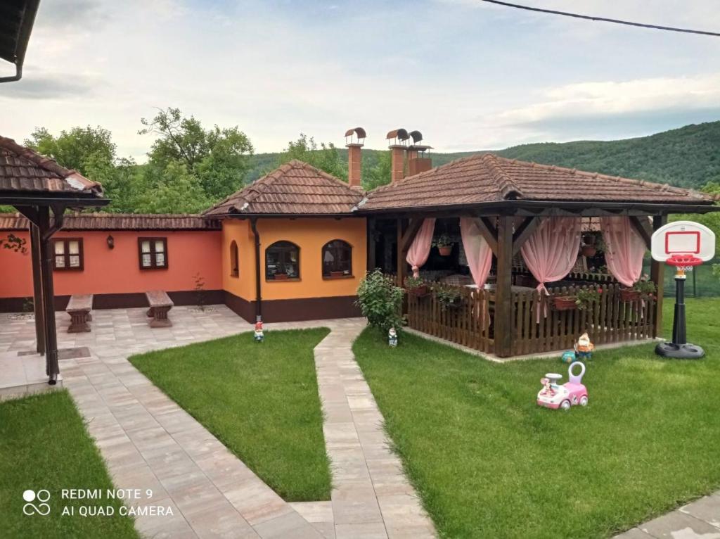 una casa con un jardín delante de ella en DALMAR Apartman, en Bihać