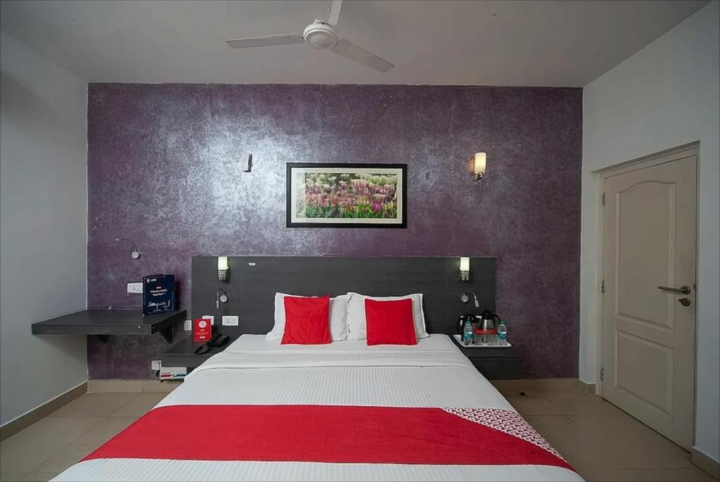 Postel nebo postele na pokoji v ubytování StayEasy Tiruvanmiyur (Unit of Prohotel)
