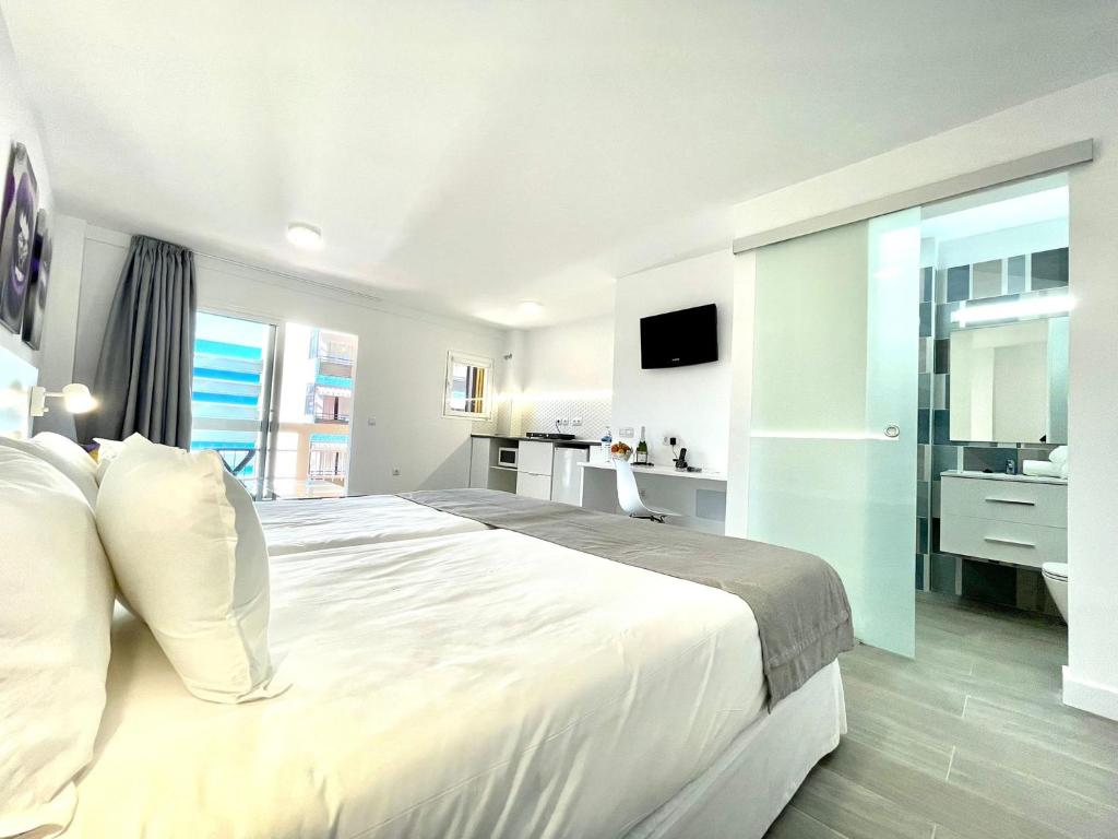 Studio, Wifi, rooftop pool that has a beautiful ocean view in ...