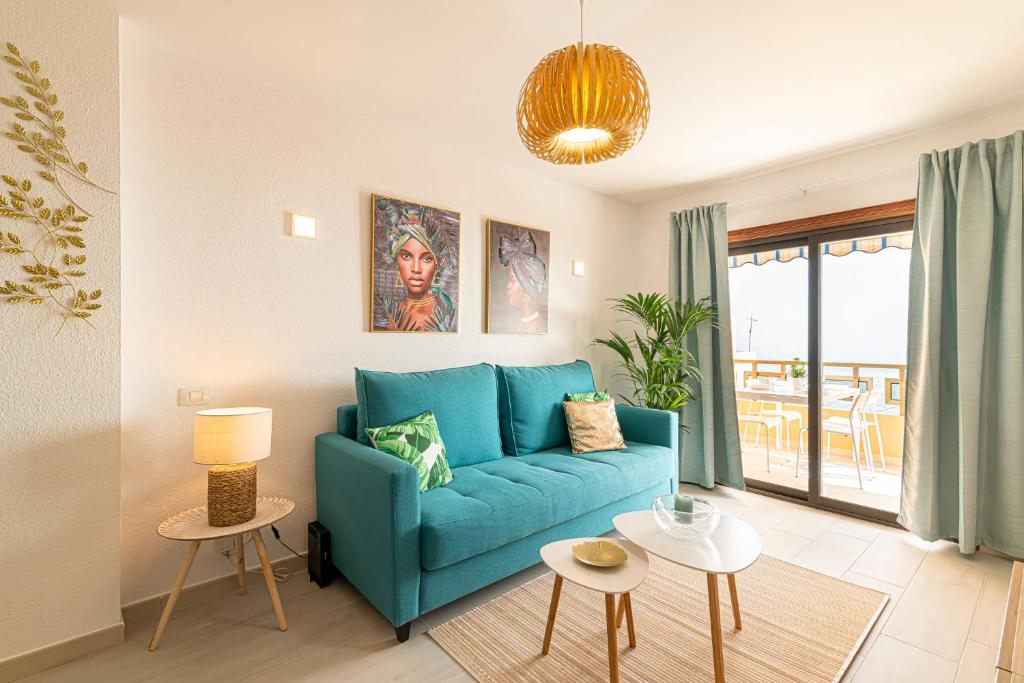 Posezení v ubytování Elegant Candelaria apartment with ocean views