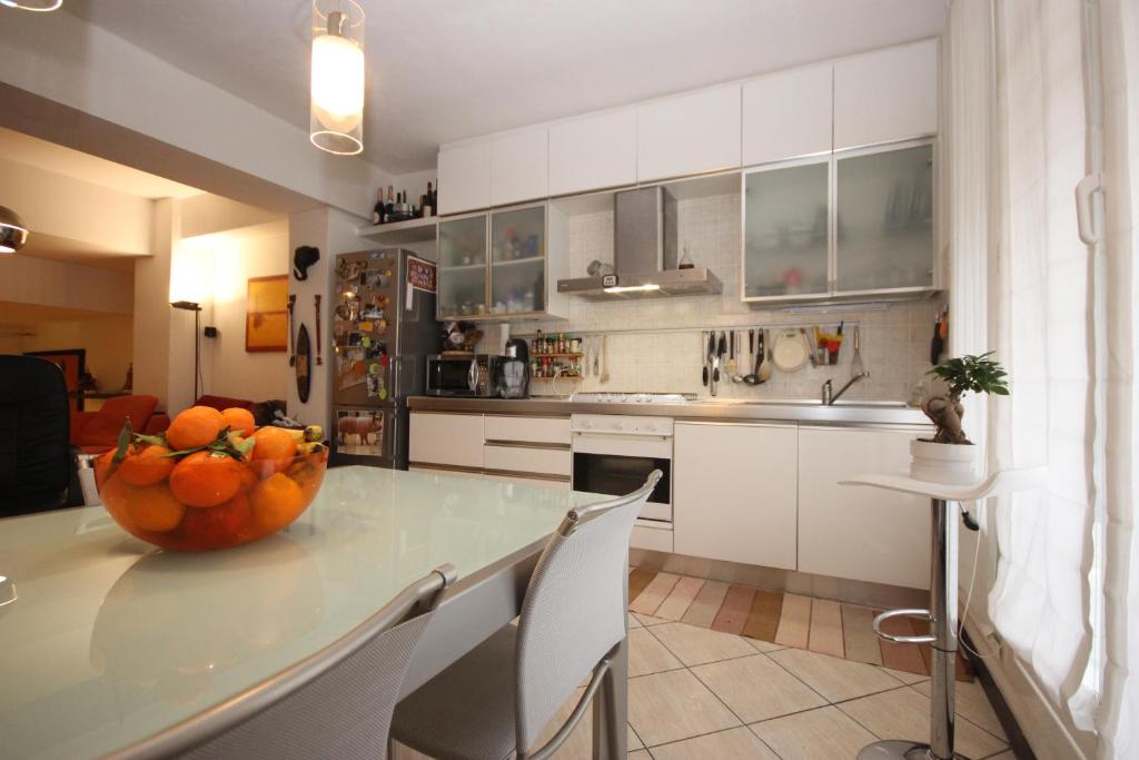 Kuchyňa alebo kuchynka v ubytovaní Bali Loft Savona Albissola