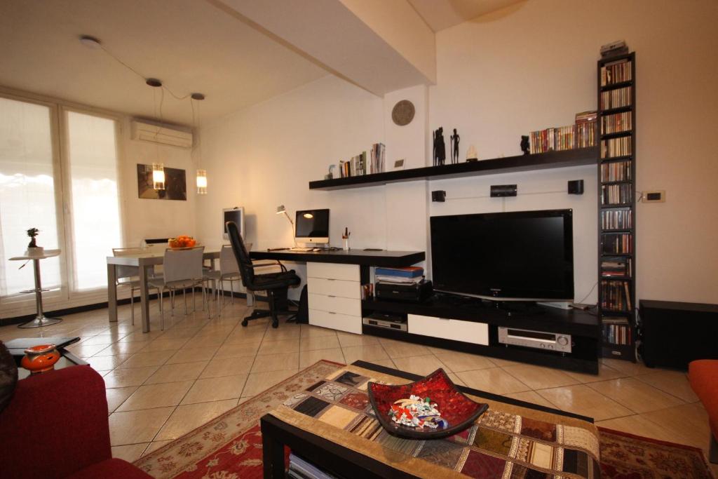 Televízia a/alebo spoločenská miestnosť v ubytovaní Bali Loft Savona Albissola