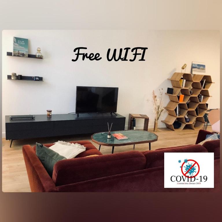 un salon avec un canapé et une table basse dans l'établissement Home Sweet Home, à Cognac