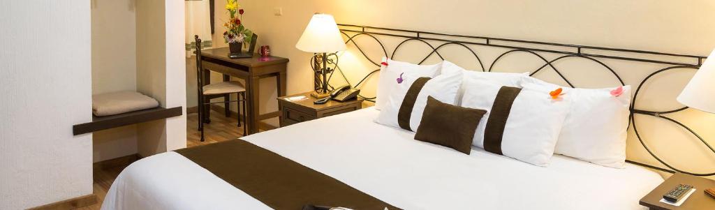 Postel nebo postele na pokoji v ubytování Hotel Misión Xalapa
