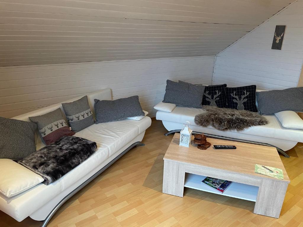 uma sala de estar com dois sofás e uma mesa de centro em Haus Harzlich em Braunlage