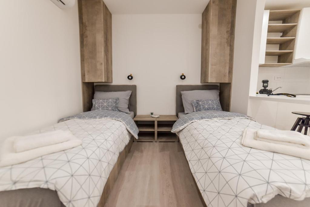 Postel nebo postele na pokoji v ubytování Apartmani Statik SD