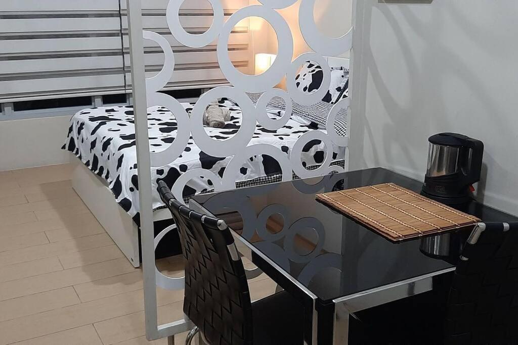um quarto com uma cama e uma mesa e uma mesa e uma cadeira em City View Studio Condo near Airport NAIA T3 & RW Manila Pasay em Manila