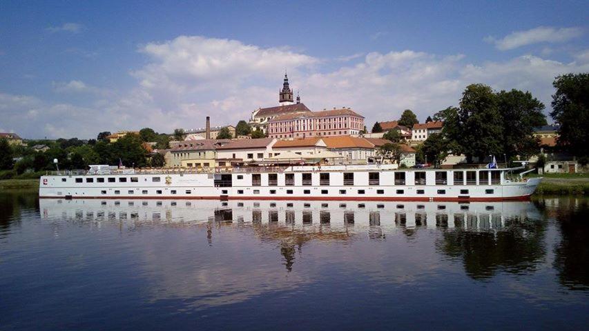 een grote boot op het water voor een gebouw bij Florentina boat in Litoměřice